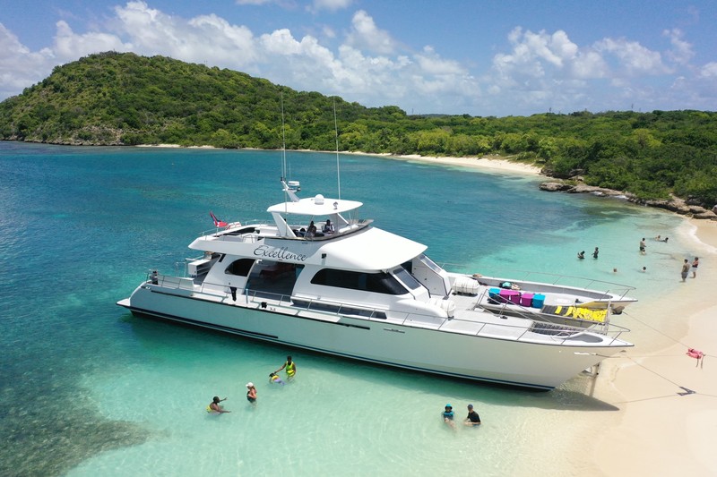 Catamaran Sail to Cades Reef