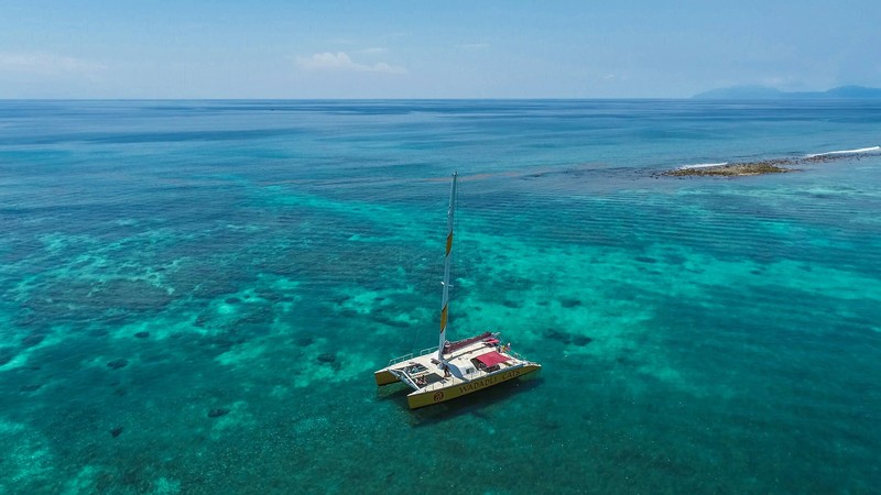 Catamaran Sail to Cades Reef